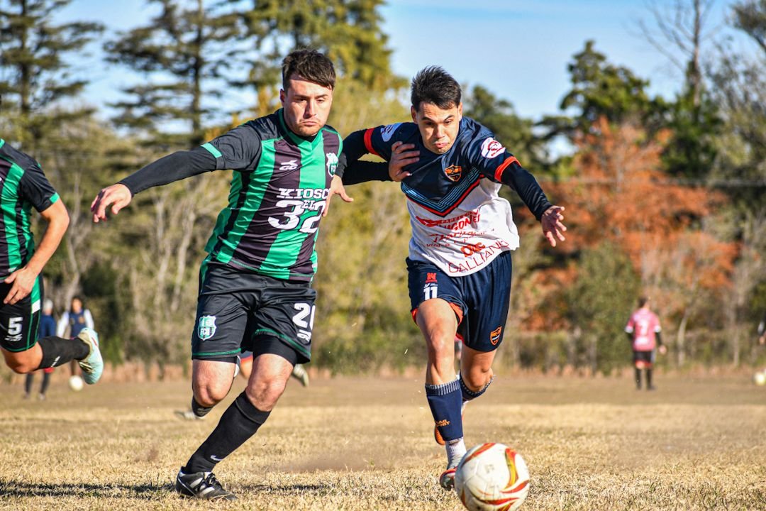 Empate con sabor a poco en un clásico caliente por el ascenso