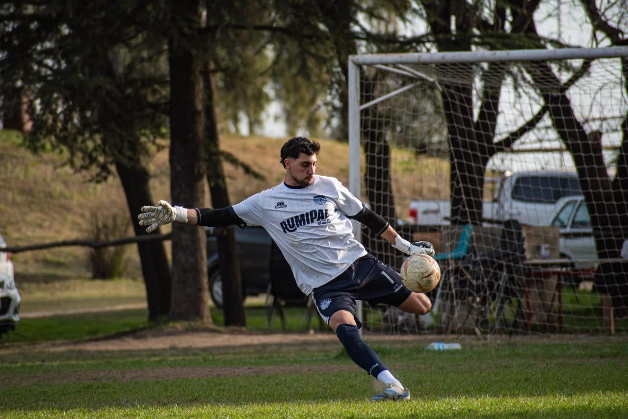 Matías Rosatti salvó el invicto del líder